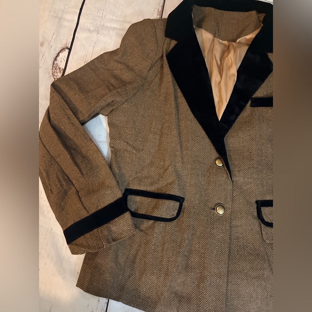 Couture herringbone tweed blazer featuring contrast velvet accents, gold buttons - Picture 12 of 13